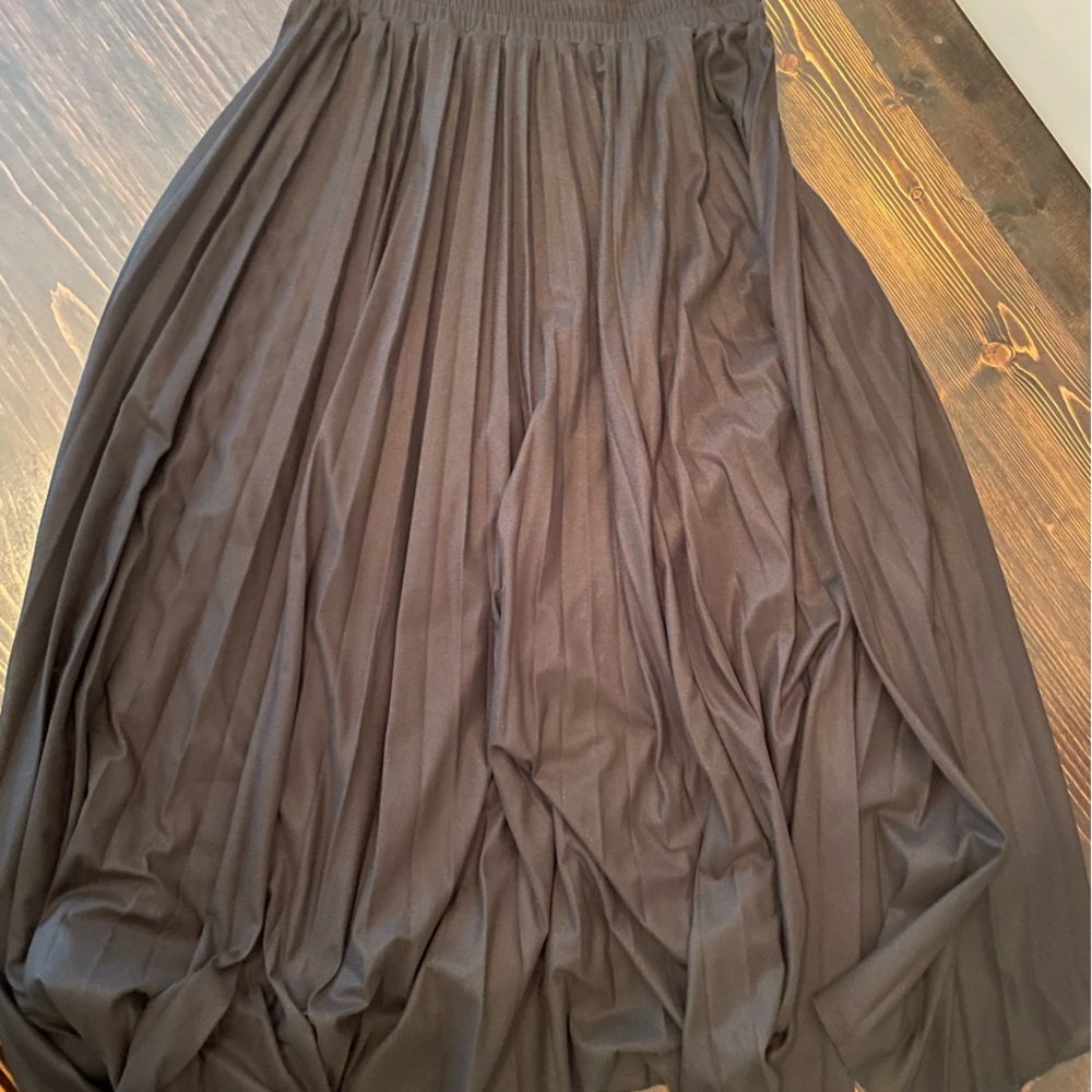 MIDI length pleated skirt